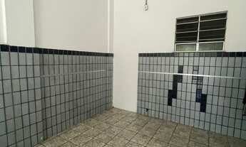 Imagem 2: Casa em frente à praça camerindo