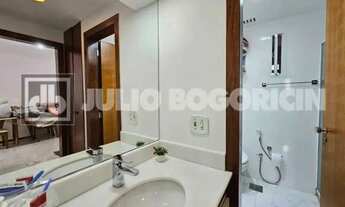 Imagem 9: Flat Copacabana! Localização privilegiada, Flat reformado com varanda e com muita iluminaç