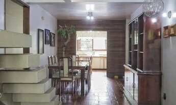 Imagem 4: Casa com 300m², localizada na zona sul de Porto Alegre, com lareira, piscina e 3 vagas de