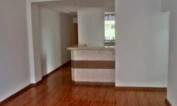 Imagem 3: Apartamento claro, arejado, todo e em piso frio, em rua nobre do bairro