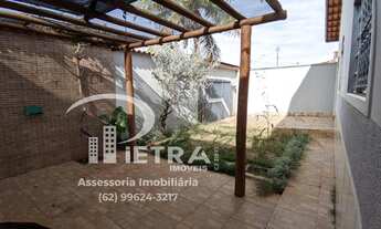 Imagem 2: Casa para venda possui 231 metros quadrados com 4 quartos em Residencial Atalaia - Goiânia