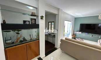 Imagem 3: Casa com 4 quartos e 1 escritório disponível para locação no bairro Santa Rosa em Uberlând