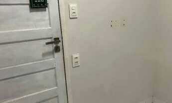 Imagem 2: ALUGO kitnet em casa amarela