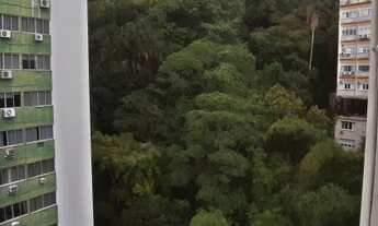 Imagem 2: Apartamento claro, arejado, todo e em piso frio, em rua nobre do bairro