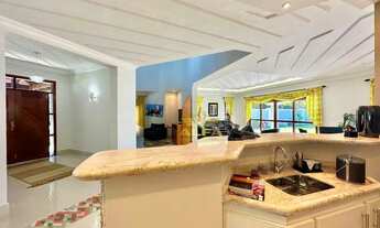 Imagem 4: Casa à venda com 5 suítes - Piscina e churrasqueira - Condomínio com segurança e lazer - J