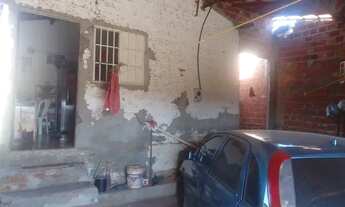 Imagem 4: Vende se uma casa na zona leste.na Árvores verdes próximo a caixa d'água