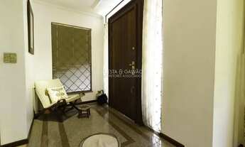 Imagem 7: Imponente casa de 421m2, com 6 vagas (3 cobertas) em rua tranquila, nas mercês. Perfeita p