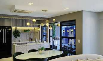 Imagem 7: PORTEIRA FECHADA. Poucos passos do mar. Com muito luxo e bom gosto. Ampla varanda goumert