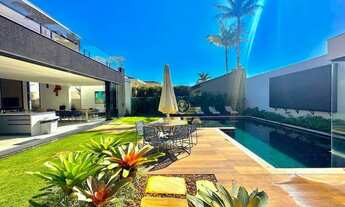 Imagem 2: ALTO PADRÃO - Casa de luxo com 4 suítes - Piscina, sauna e churrasqueira - Condomínio com