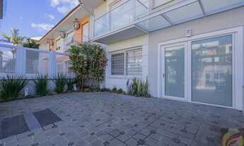 Imagem 2: Casa para venda possui 250 metros quadrados com 3 quartos em Jardim Lindóia - Porto Alegre