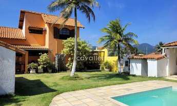 Imagem: Casa com piscina e hidromassagem, área