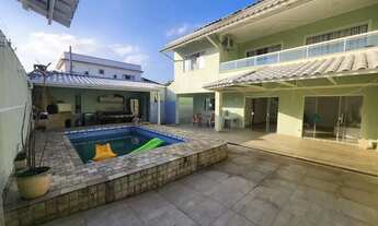 Imagem: Casa moderna ampla com piscina, quintal