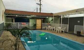 Imagem: Casa com piscina em avenida
