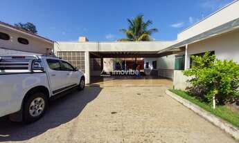 Imagem 2: Casa de alto padrão, com piscina e churrasqueira, 200m² de área construída, próxima ao cen