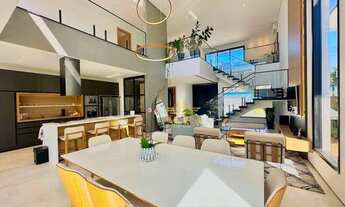 Imagem 4: ALTO PADRÃO - Casa de luxo com 4 suítes - Piscina, sauna e churrasqueira - Condomínio com