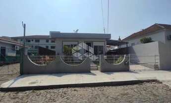 Imagem 3: Casa com 02 dormitórios com garagem para 03 carros no bairro Camobi em Santa Maria