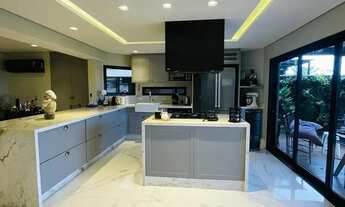 Imagem 6: Casa de Alto Padrão em Alphaville com 3 Suítes, Piscina e Hidromassagem