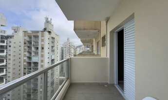 Imagem 2: Apartamento com varanda e vista mar a uma quadra da Praia das Pitangueiras, Guaruja