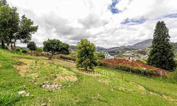 Imagem 6: Casa linear com vista e integração à natureza em Teresópolis