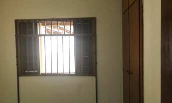 Imagem 4: Casa com oito garagens, com dois quartos, cozinha, banqueiro. Bom para moradia e escritóri