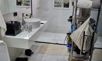 Imagem 5: Casa de condomínio sobrado para aluguel e venda possui 470 metros quadrados com 3 quartos