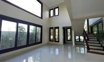 Imagem 3: Casa para aluguel possui 300 metros quadrados com 4 quartos no Alphaville Ipes