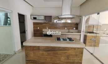 Imagem 7: Casa residencial com 3 suites disponível para locação no bairro Jardim Karaíba em Uberlând