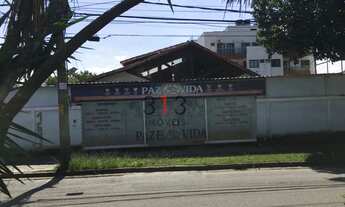 Imagem 4: Ampla casa de rua linear composta de sala com varios divisorias sotao e area de servico e