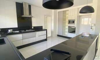 Imagem 7: Sobrado para aluguel possui 380 metros quadrados com 3 quartos