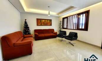 Imagem 4: Maravilhosa Casa com 4 Quartos, 3 Suítes, Varanda, Piscina e Pomar, 6 Vagas no Bairro Garç