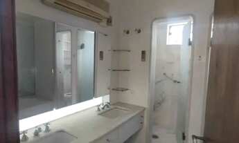 Imagem 4: Casa assobradada para alugar. Casa muito espaçosa, com 5 dormitórios (1 suíte), 6 banheiro