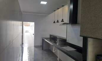 Imagem 4: Casa Nova em Vila Souto: Design Moderno, Pé-Direito Duplo e Quintal de 11m