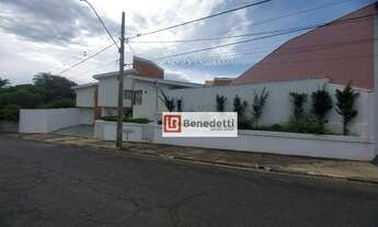 Imagem 2: Casa com 3 dormitórios sendo 01 suíte, com banheira, espaço para closet, 2 banheiros, sal