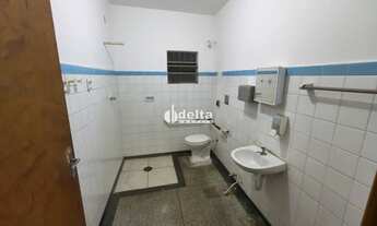 Imagem 7: Casa comercial com Habite-se, disponível para locação no bairro Custódio Pereira em Uberlâ