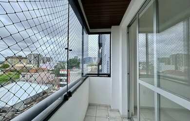 Imagem 2: Apartamento à venda, 2 dormitórios, com box de garagem, localizado no centro