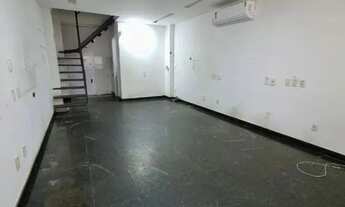 Imagem 3: VENDO Sala 32m² Rio Vermelho - Sala com banheiro privativo, armários planejados e mezanino