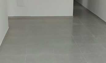 Imagem 4: Casa térrea com 2 quartos no Parque Guará com arquitetura moderna e pé direito duplo na sa