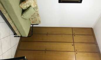 Imagem 3: Sala/quarto totalmente mobiliado, vaga de garagem, na quadra da praia da Aparecida em Sant