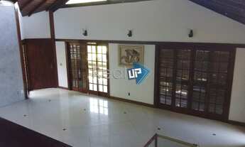 Imagem: Elegante casa com piscina no condomínio