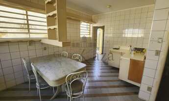 Imagem 6: Casa para aluguel e venda possui 234 metros quadrados com 5 quartos