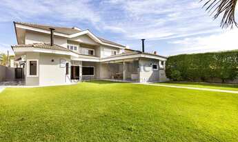 Imagem 2: Casa com ampla área externa em condomínio fechado