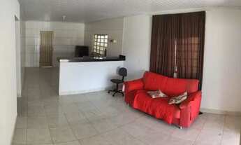 Imagem 2: Casa com piscina e área de churrasco