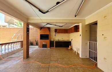 Imagem 2: Casa para venda com 267 metros quadrados com 3 quartos em Campo Grande - Santos - SP