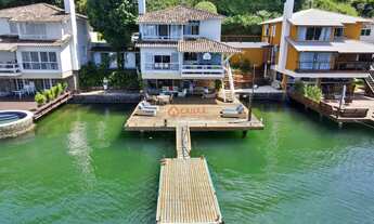 Imagem: Linda casa costeira com vaga de barco, com