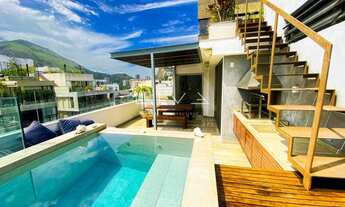 Imagem 2: A cobertura duplex completamente reformada possui um design moderno e sofisticado, com aca