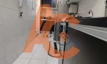 Imagem 5: Apartamento reformado com dois quartos, garagem e semimobiliado