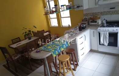 Imagem 7: Casa, de frente para praça das corujas. Casas cercadas por um imenso bosque com arvores d