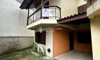 Imagem: Sobrado de dois andares no bairro Desvio