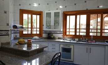 Imagem 4: Casa Espaçosa no Condomínio Arujá 5 com 4 suítes, com edícula independente