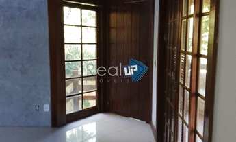 Imagem 7: Elegante casa com piscina no condomínio Floresta